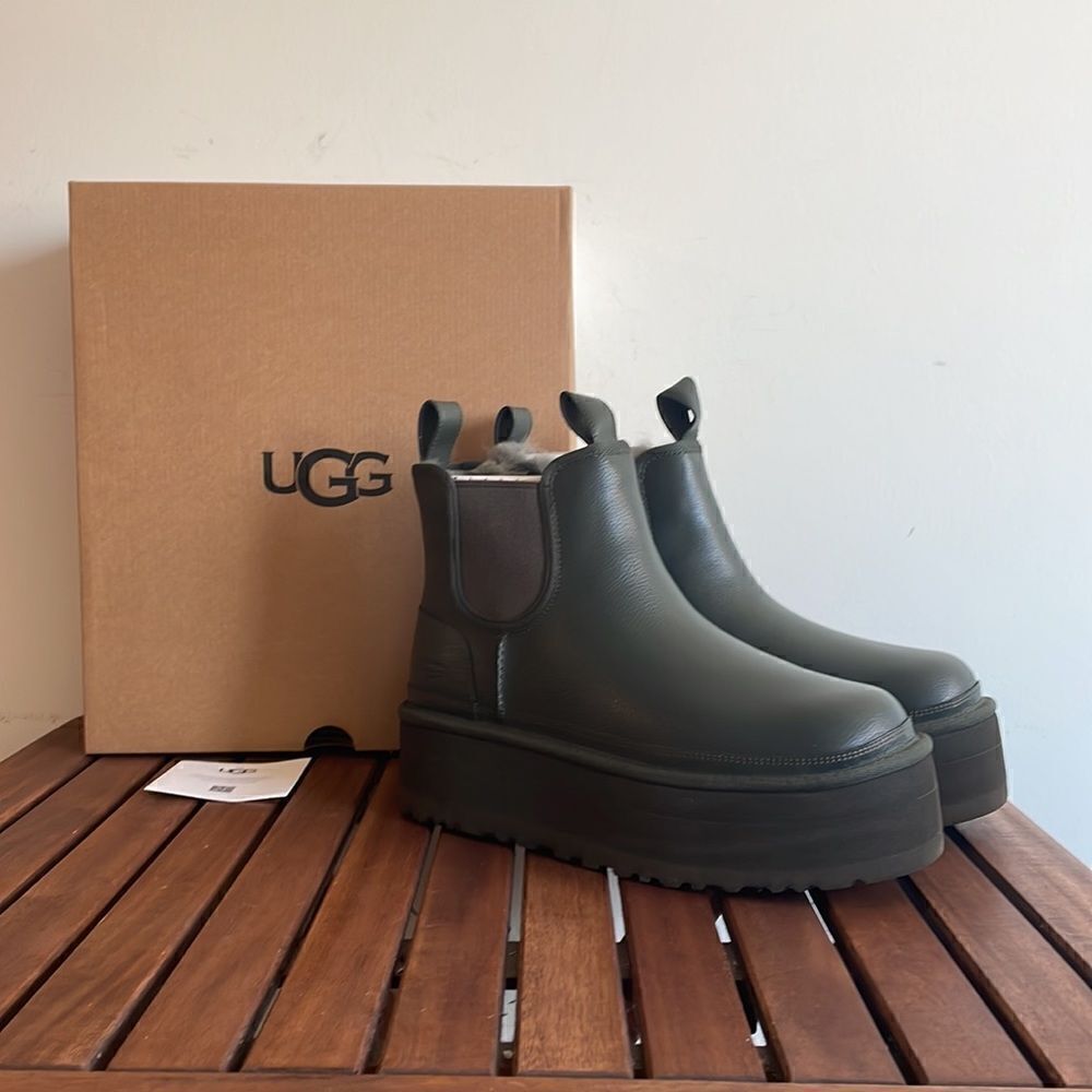 UGG Neumel Platform Chelsea Boots Forest Night USA Women Size 9/UK 7/EU 40